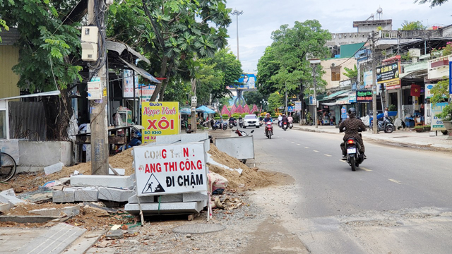 “Đầu tàu kinh tế” tỉnh Quảng Ngãi nhưng kết quả giải ngân đầu tư công nằm ở…”đuôi tàu”  - Ảnh 1.