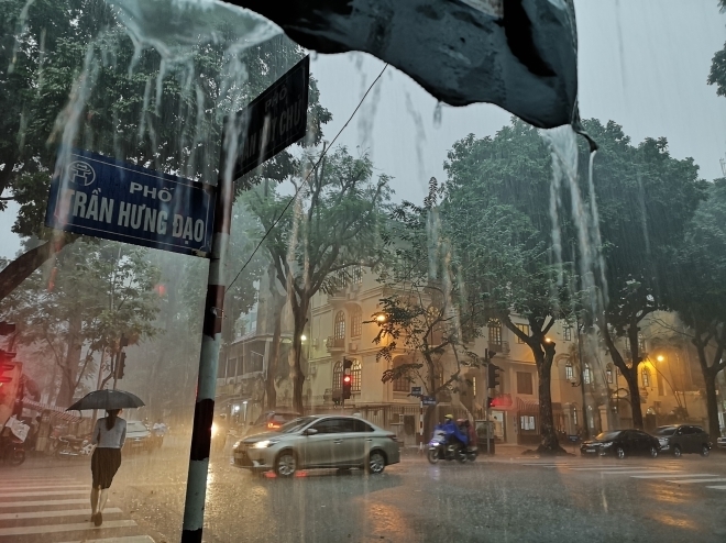 Ảnh hưởng bão số 1, từ ngày mai Hà Nội mưa to dữ dội, khuyến cáo người dân hạn chế ra đường - Ảnh 2.