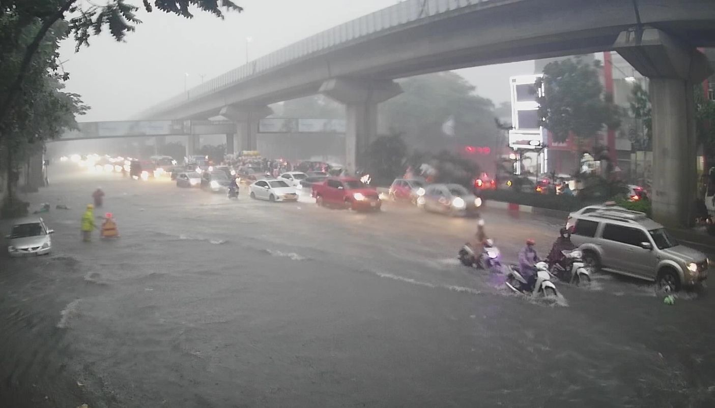 Ảnh hưởng bão số 1, từ ngày mai Hà Nội mưa to dữ dội, khuyến cáo người dân hạn chế ra đường - Ảnh 1.
