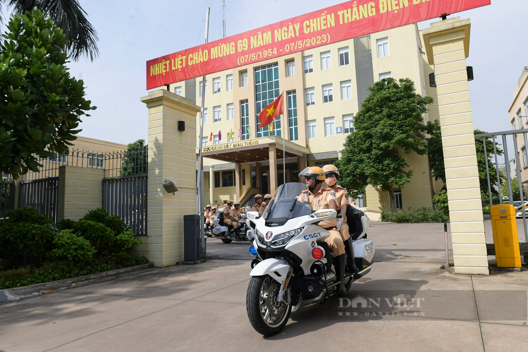 Ngắm dàn siêu xe mô tô tiền tỷ của CSGT diễu hành trên đường phố Hà Nội - Ảnh 2.