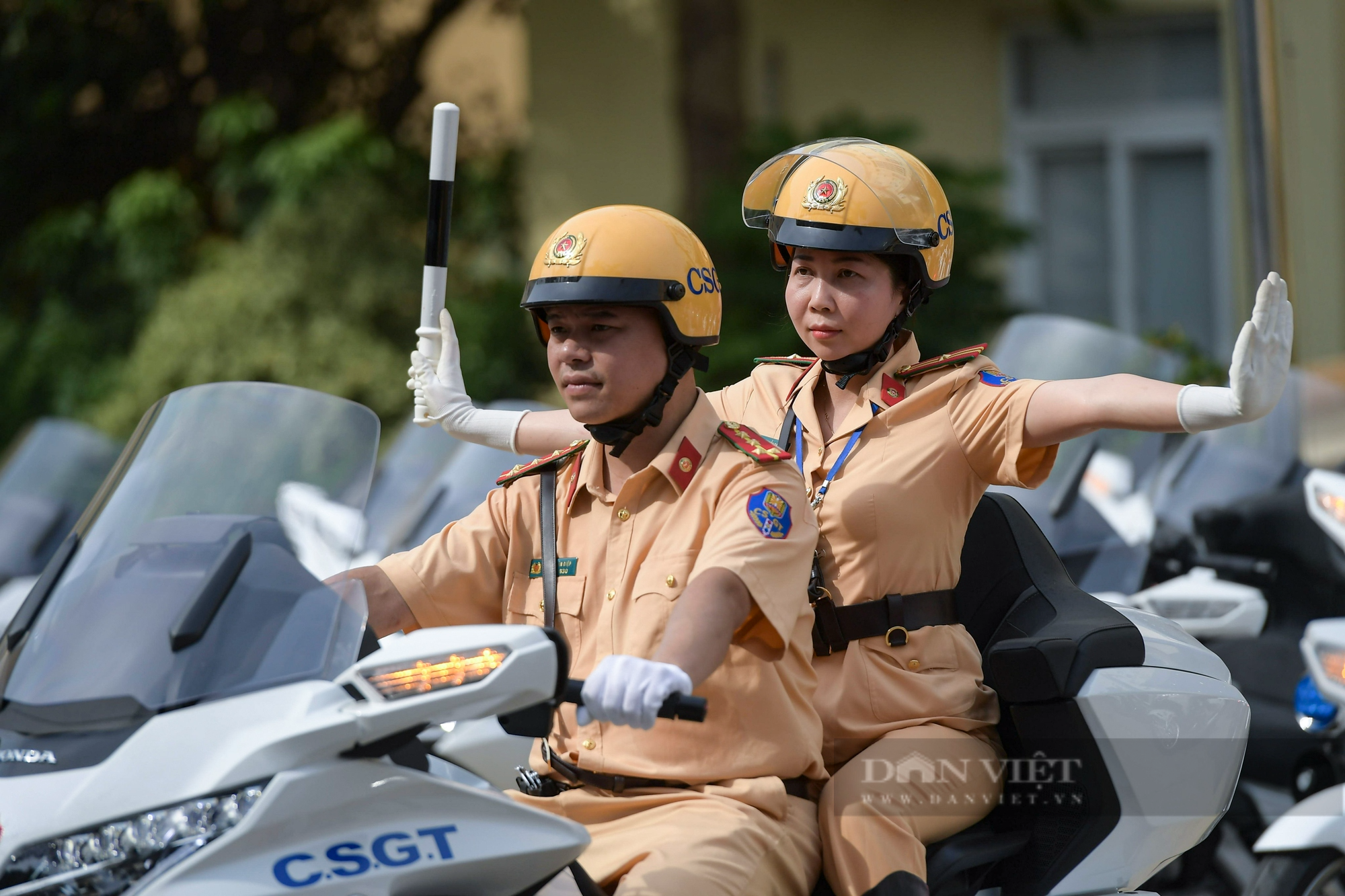 Ngắm dàn siêu xe mô tô tiền tỷ của CSGT diễu hành trên đường phố Hà Nội - Ảnh 3.