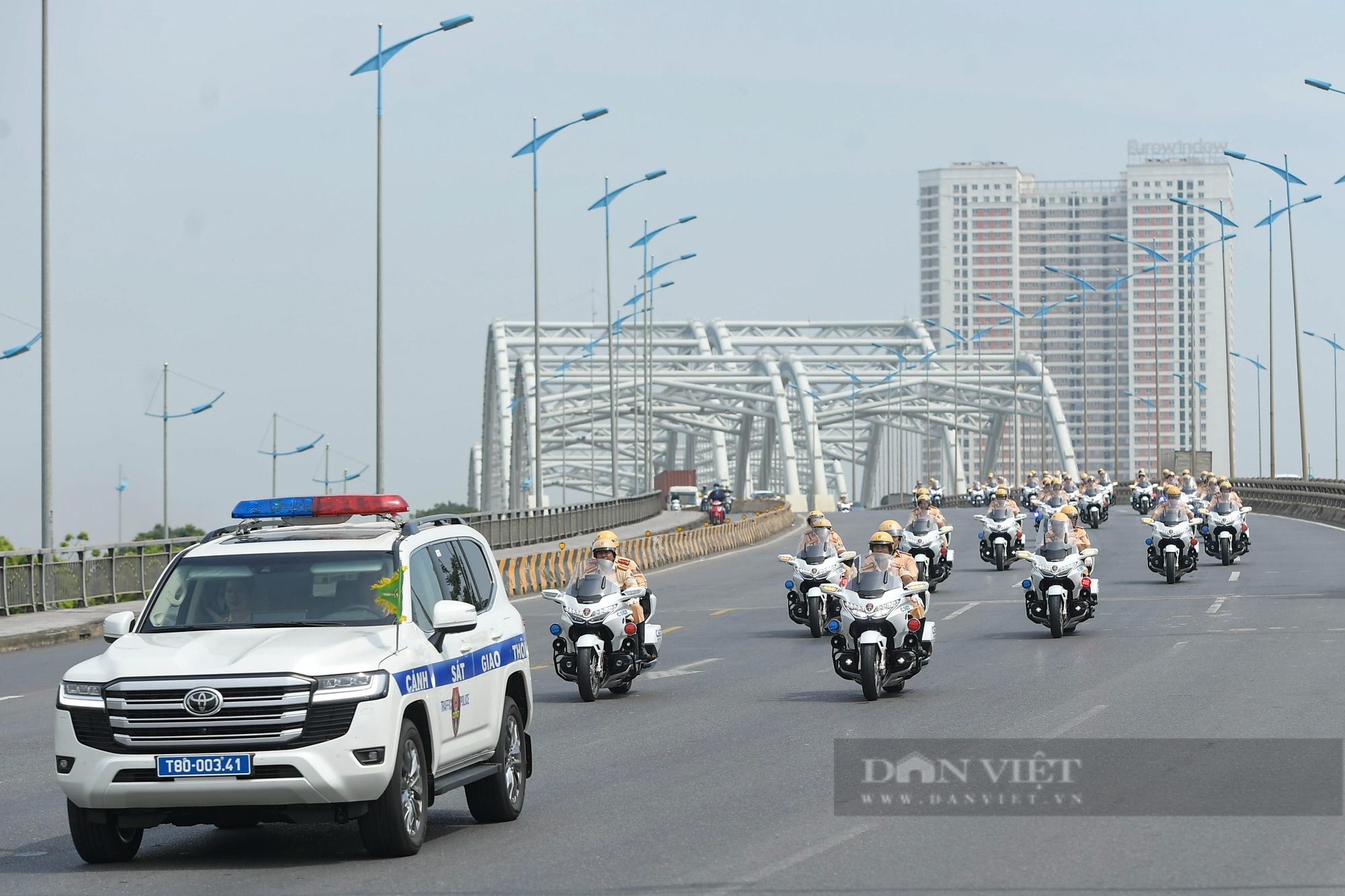 Ngắm dàn siêu xe mô tô tiền tỷ của CSGT diễu hành trên đường phố Hà Nội - Ảnh 4.