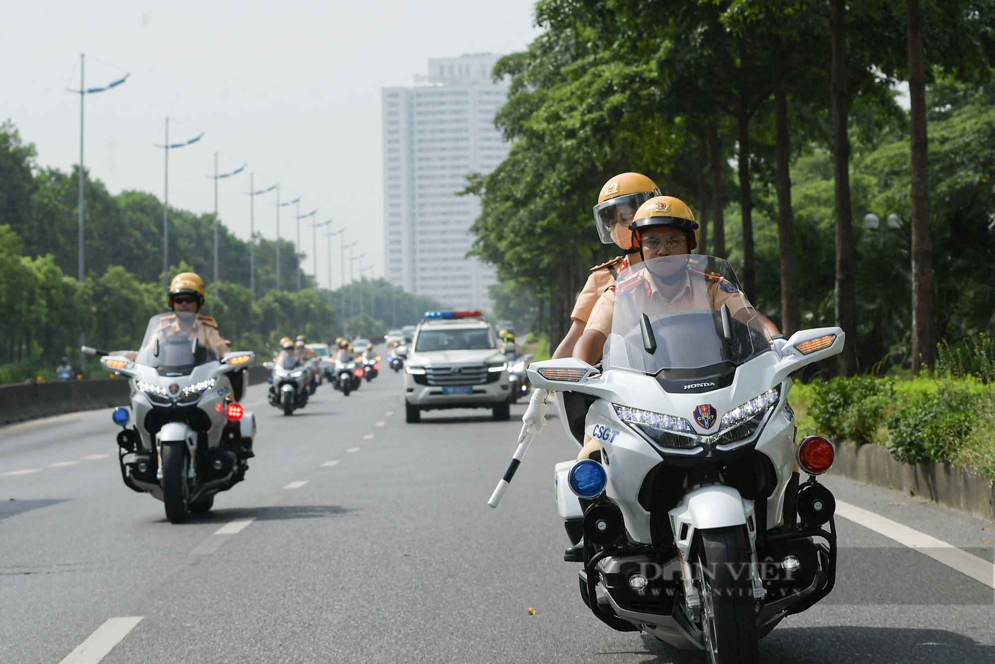 Ngắm dàn siêu xe mô tô tiền tỷ của CSGT diễu hành trên đường phố Hà Nội - Ảnh 7.