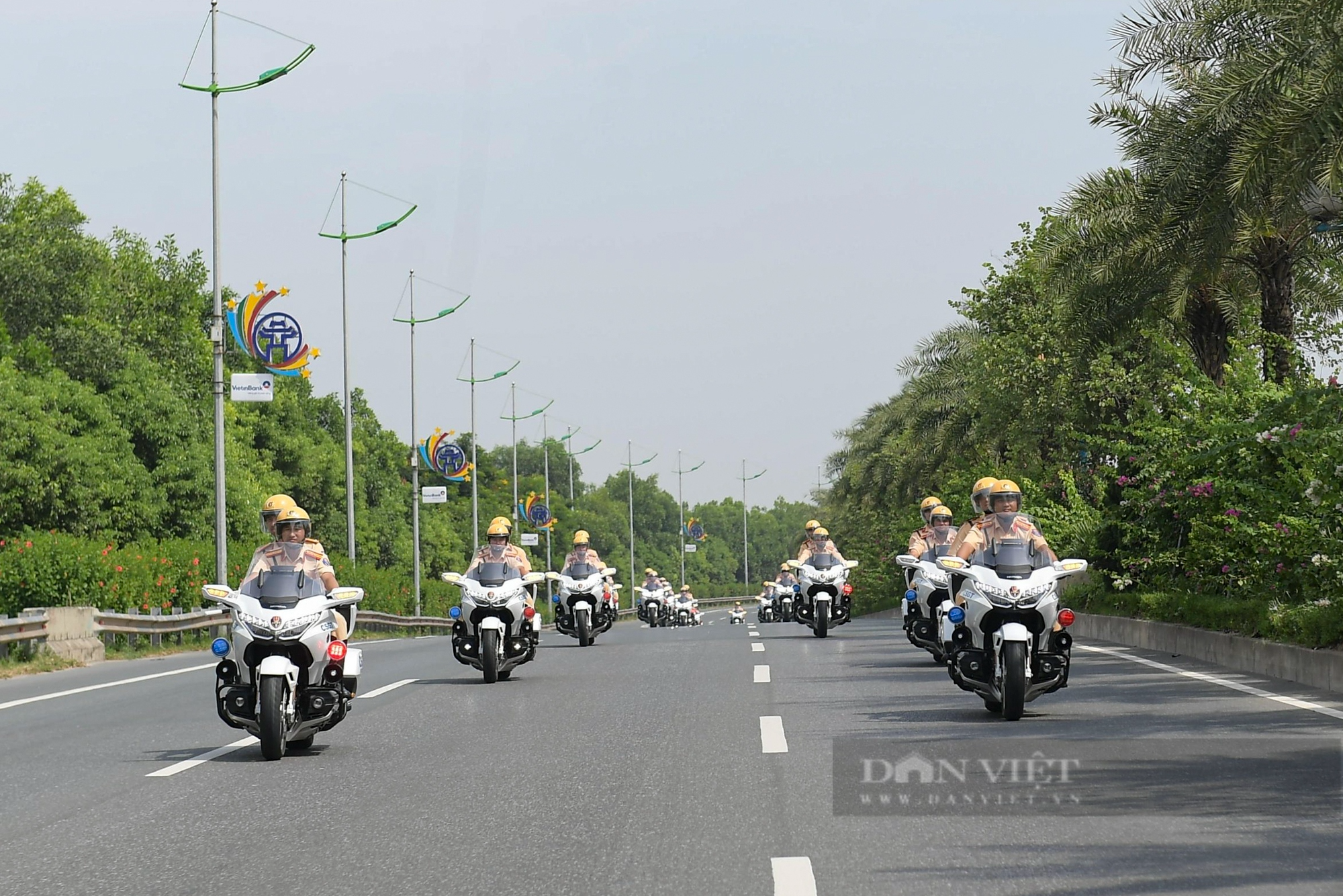 Ngắm dàn siêu xe mô tô tiền tỷ của CSGT diễu hành trên đường phố Hà Nội - Ảnh 9.