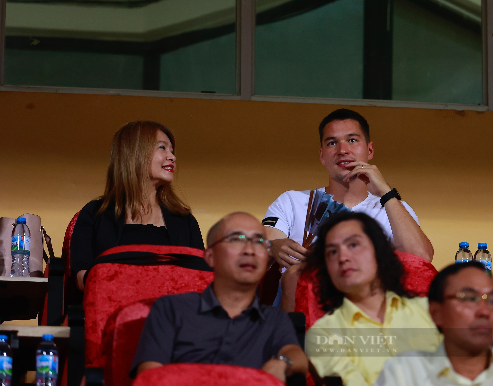 Thủ môn Filip Nguyễn bất ngờ xuất hiện theo dõi trận đấu của Hà Nội FC gặp Bình Định - Ảnh 2.