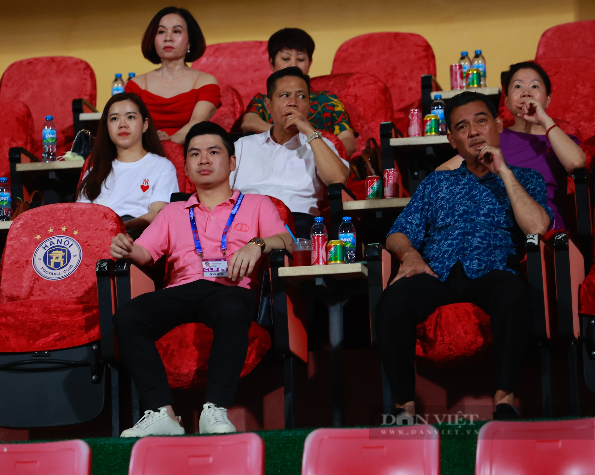 Thủ môn Filip Nguyễn bất ngờ xuất hiện theo dõi trận đấu của Hà Nội FC gặp Bình Định - Ảnh 3.