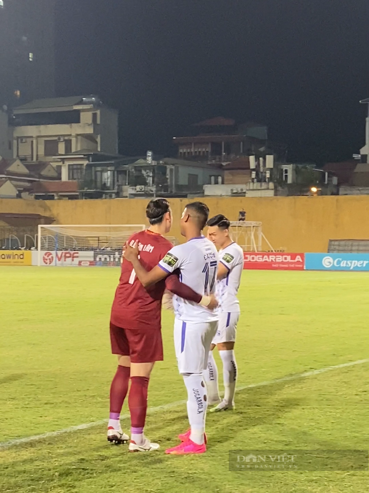Thủ môn Filip Nguyễn bất ngờ xuất hiện theo dõi trận đấu của Hà Nội FC gặp Bình Định - Ảnh 4.