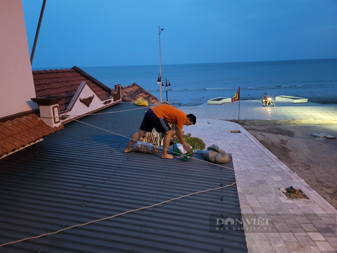 Nghe tin tâm bão Talim về Quảng Ninh, ngư dân từ Ninh Bình tất tả về Móng Cái chống bão - Ảnh 4.