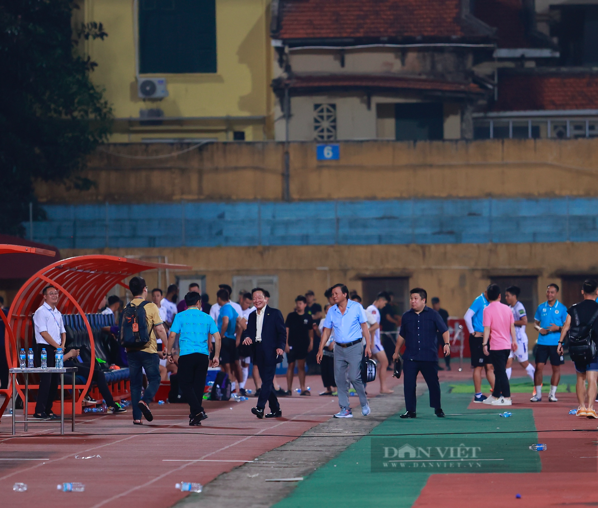 Đình Trọng cùng vợ đến sân theo dõi Bình Định FC thi đấu - Ảnh 7.