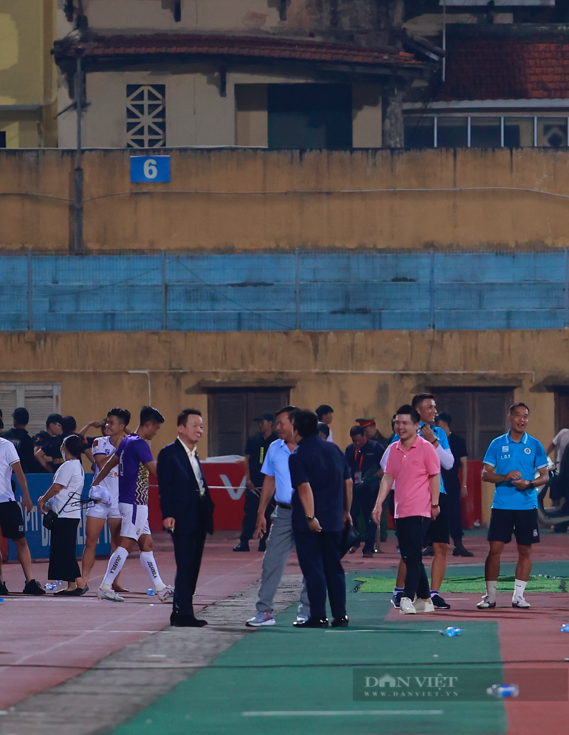 Đình Trọng cùng vợ đến sân theo dõi Bình Định FC thi đấu - Ảnh 8.