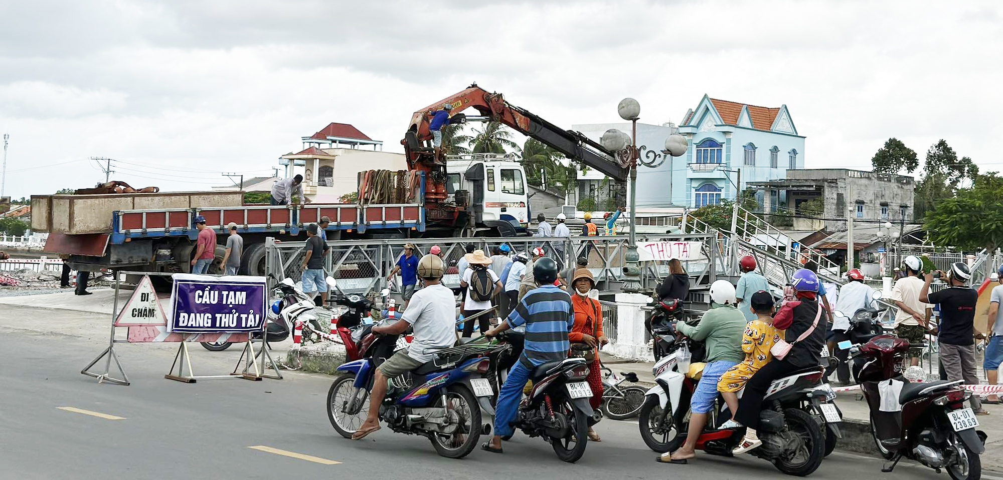 Vì sao xảy ra sự cố sập cầu tạm Long Bình 1 ở Trà Vinh?  - Ảnh 2.