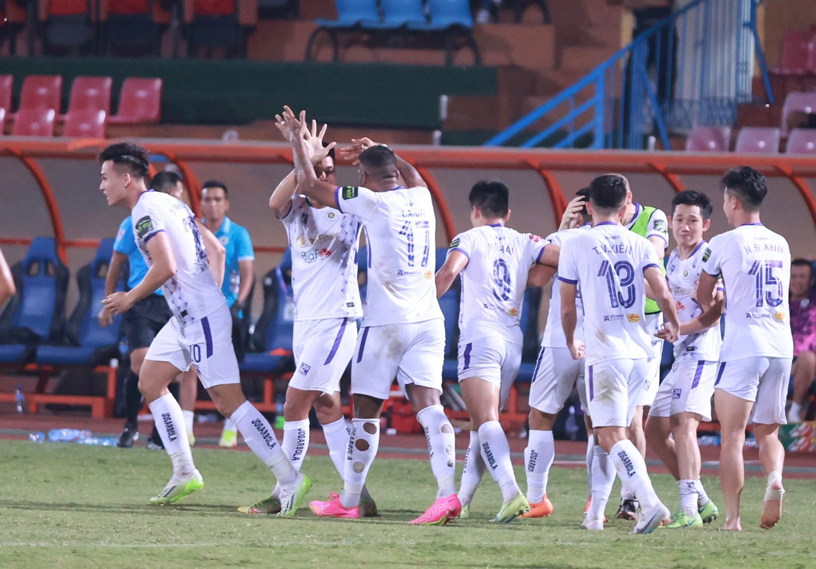 Hà Nội FC vươn lên vị trí thứ 2 sau chiến thắng trước Bình Định FC - Ảnh 11.