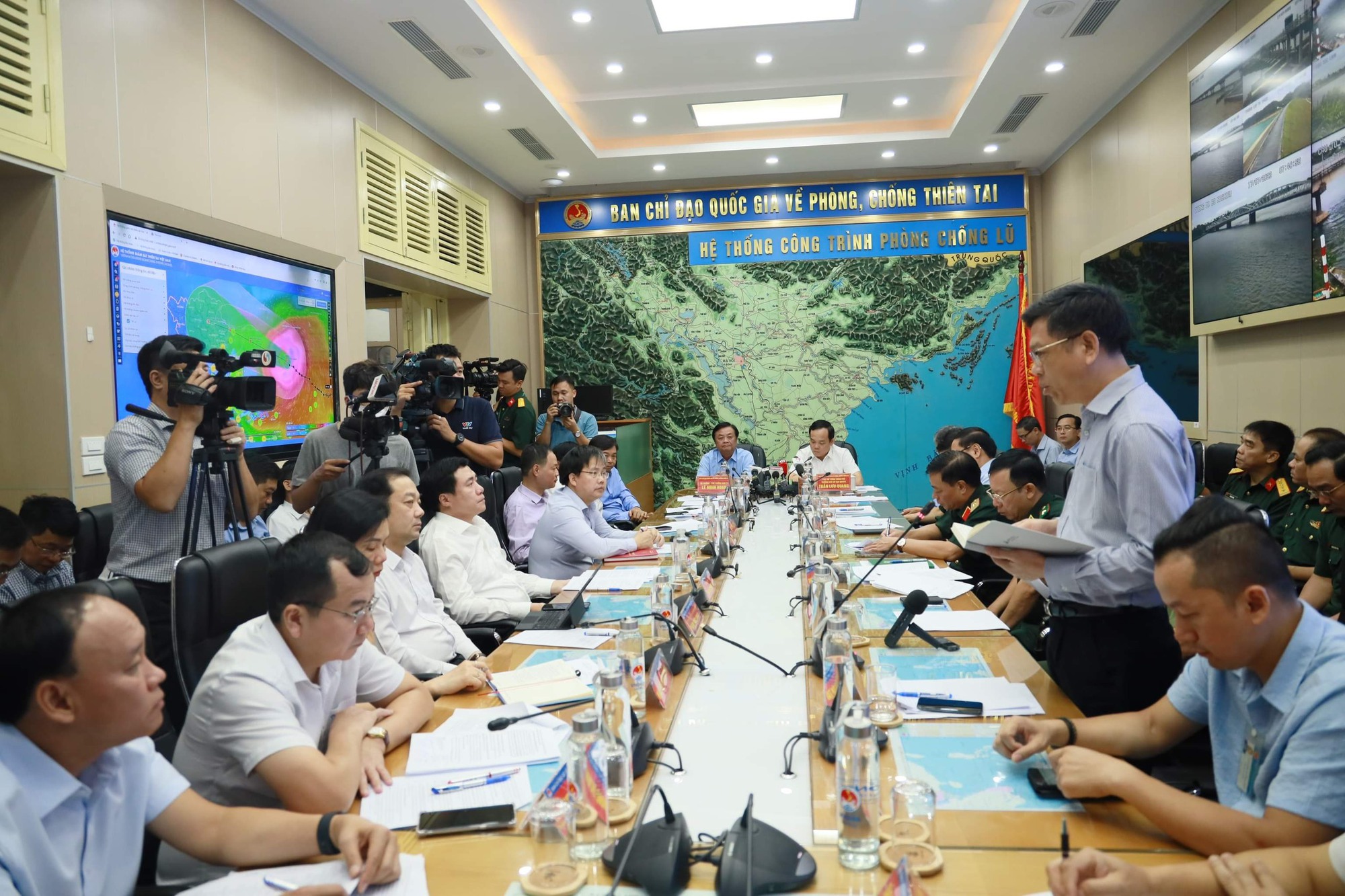 Sơ tán gần 30.000 người vào nơi an toàn trước khi bão số 1 đổ bộ, Quảng Ninh, Hải Phòng cấm biển hôm nay  - Ảnh 2.