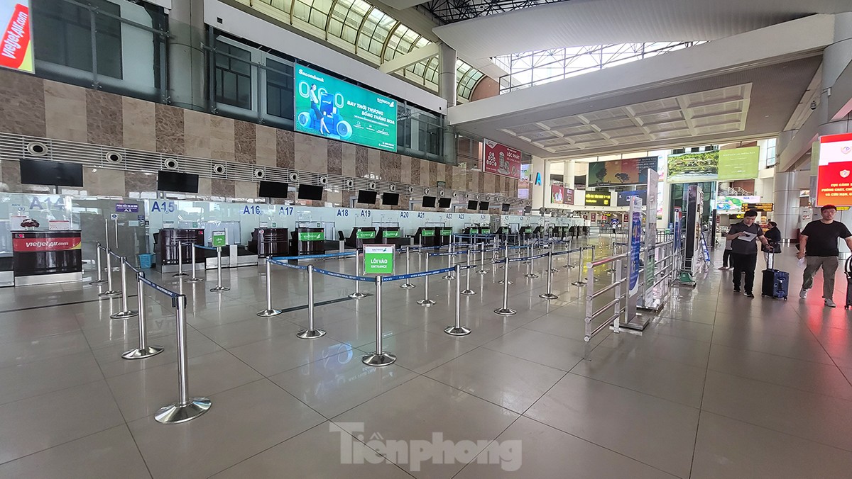 Hình ảnh sân bay Nội Bài &quot;cửa đóng, then cài&quot; tránh bão số 1 đổ bộ - Ảnh 1.