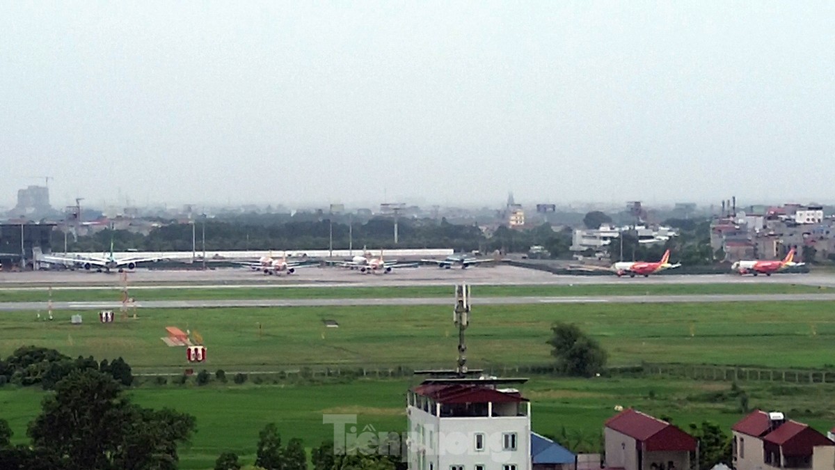 Hình ảnh sân bay Nội Bài &quot;cửa đóng, then cài&quot; tránh bão số 1 đổ bộ - Ảnh 10.