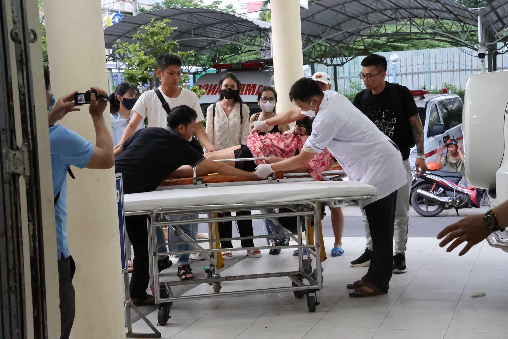 Nóng: Xe khách bị lật ở Khánh Hòa có 4 hành khách người Trung Quốc tử vong - Ảnh 3.