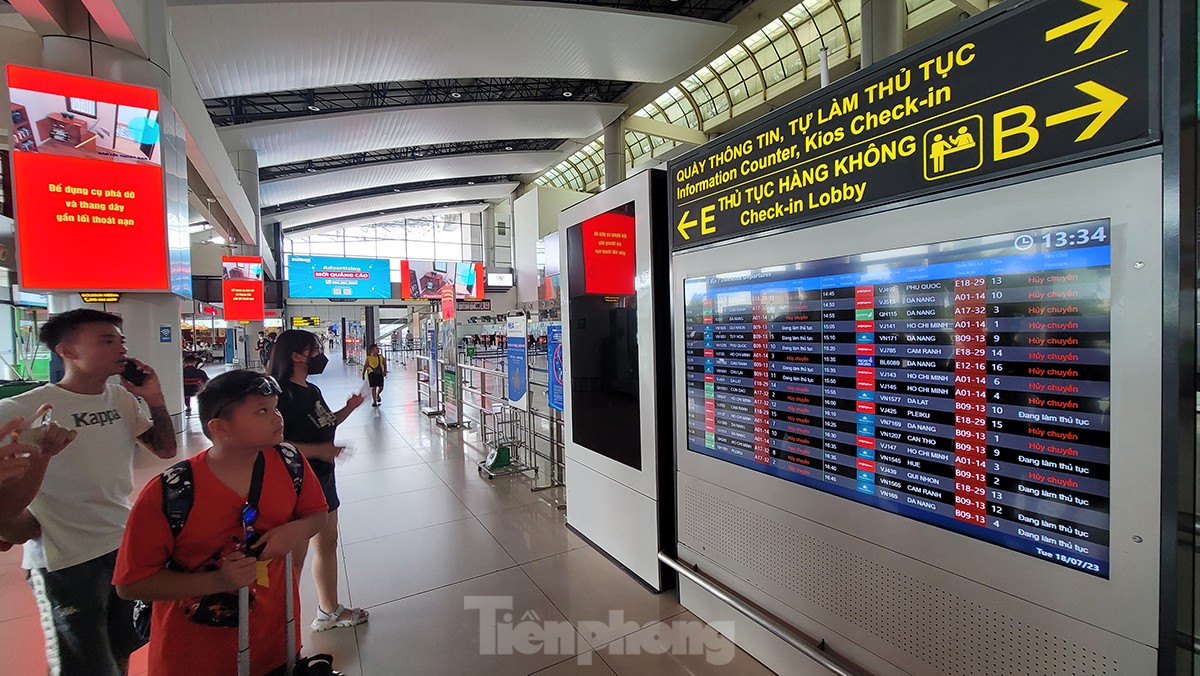 Hình ảnh sân bay Nội Bài &quot;cửa đóng, then cài&quot; tránh bão số 1 đổ bộ - Ảnh 4.