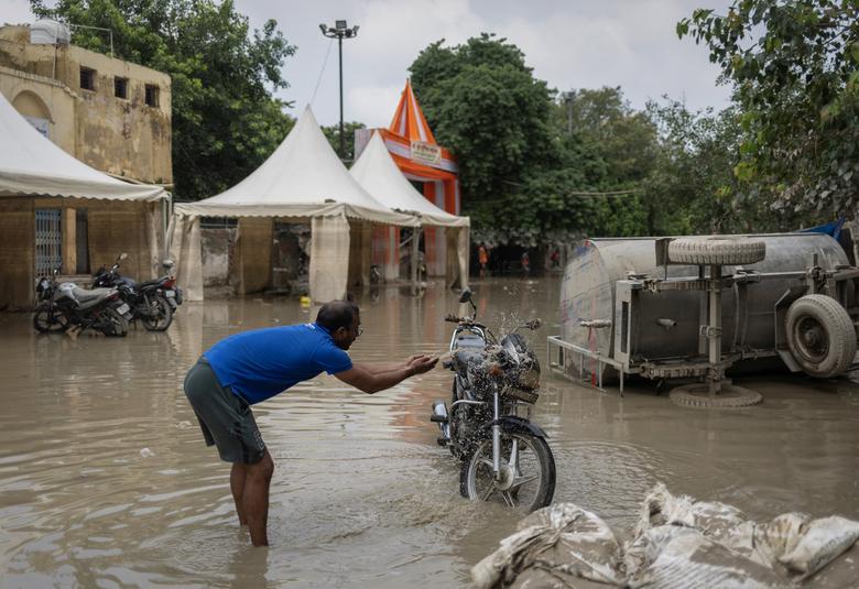 Người dân Ấn Độ trở về nhà sau lũ lụt, nhưng lại rơi vào cảnh &quot;màn trời chiếu đất&quot; - Ảnh 8.
