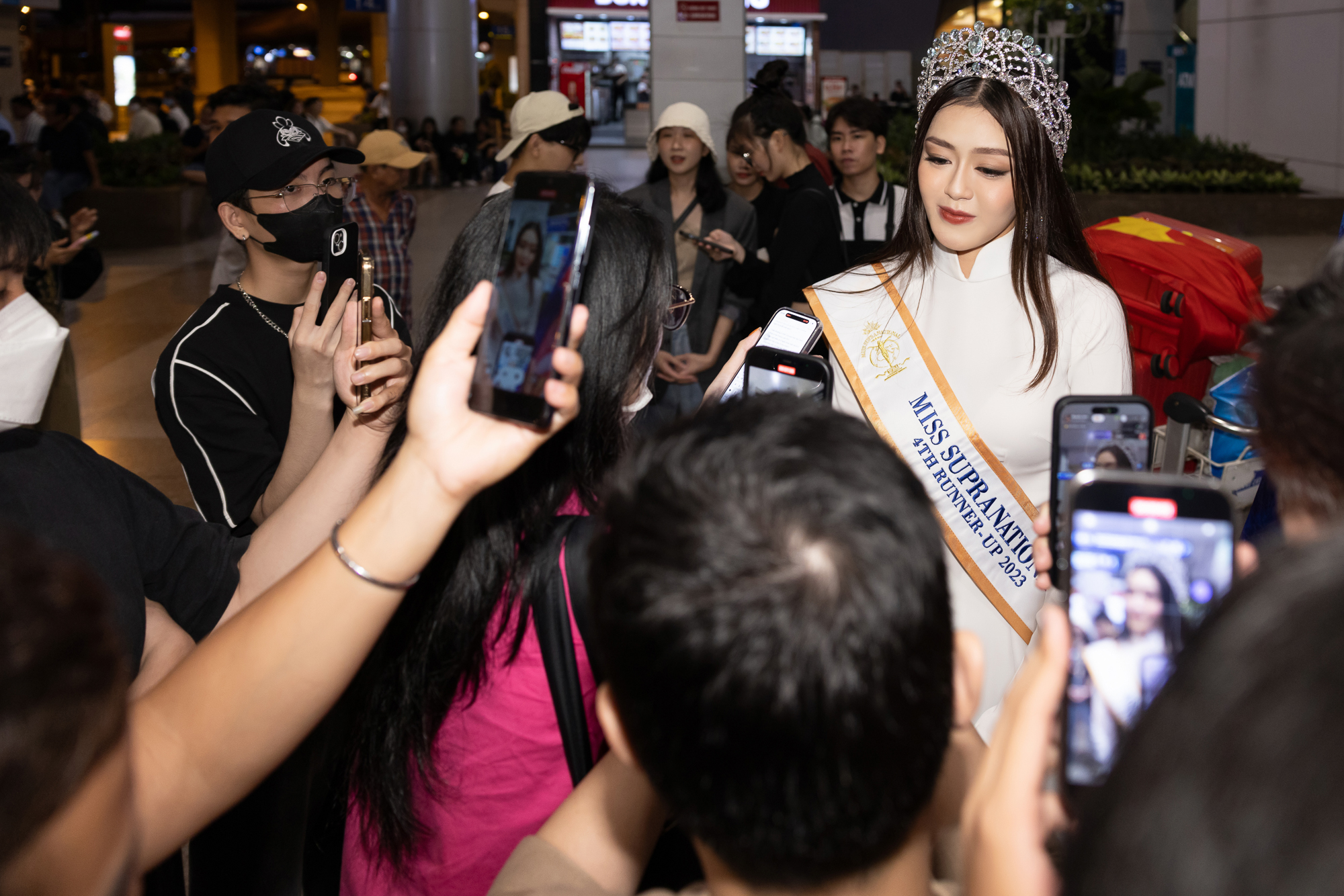 Á hậu Đặng Thanh Ngân ôm chặt mẹ khi trở về từ Hoa hậu Siêu quốc gia 2023 - Ảnh 3.