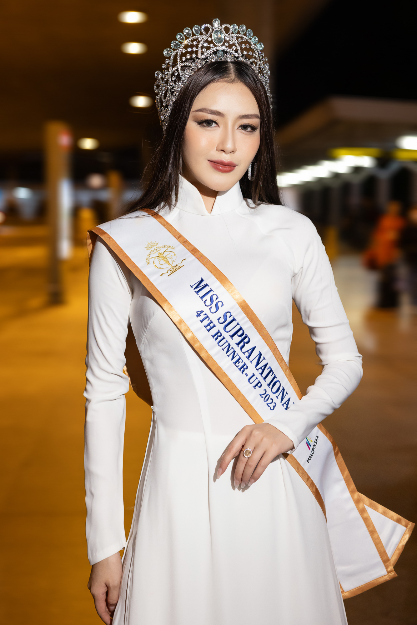 Á hậu Đặng Thanh Ngân ôm chặt mẹ khi trở về từ Hoa hậu Siêu quốc gia 2023 - Ảnh 1.