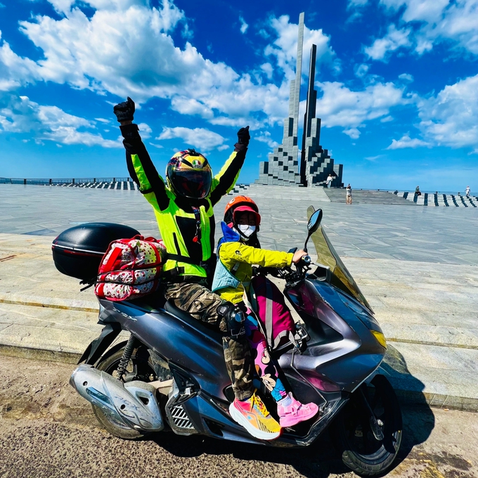 Bà U60 cùng cháu chinh phục cung đường biển đẹp nhất Việt Nam bằng xe máy - Ảnh 4.