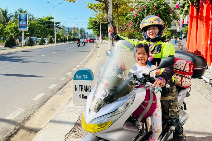 Bà U60 cùng cháu chinh phục cung đường biển đẹp nhất Việt Nam bằng xe máy - Ảnh 1.