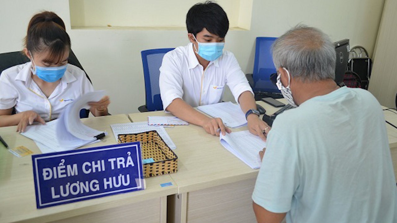 BHXH Việt Nam: Tổ chức chi trả lương hưu theo mức hưởng mới - Ảnh 1.