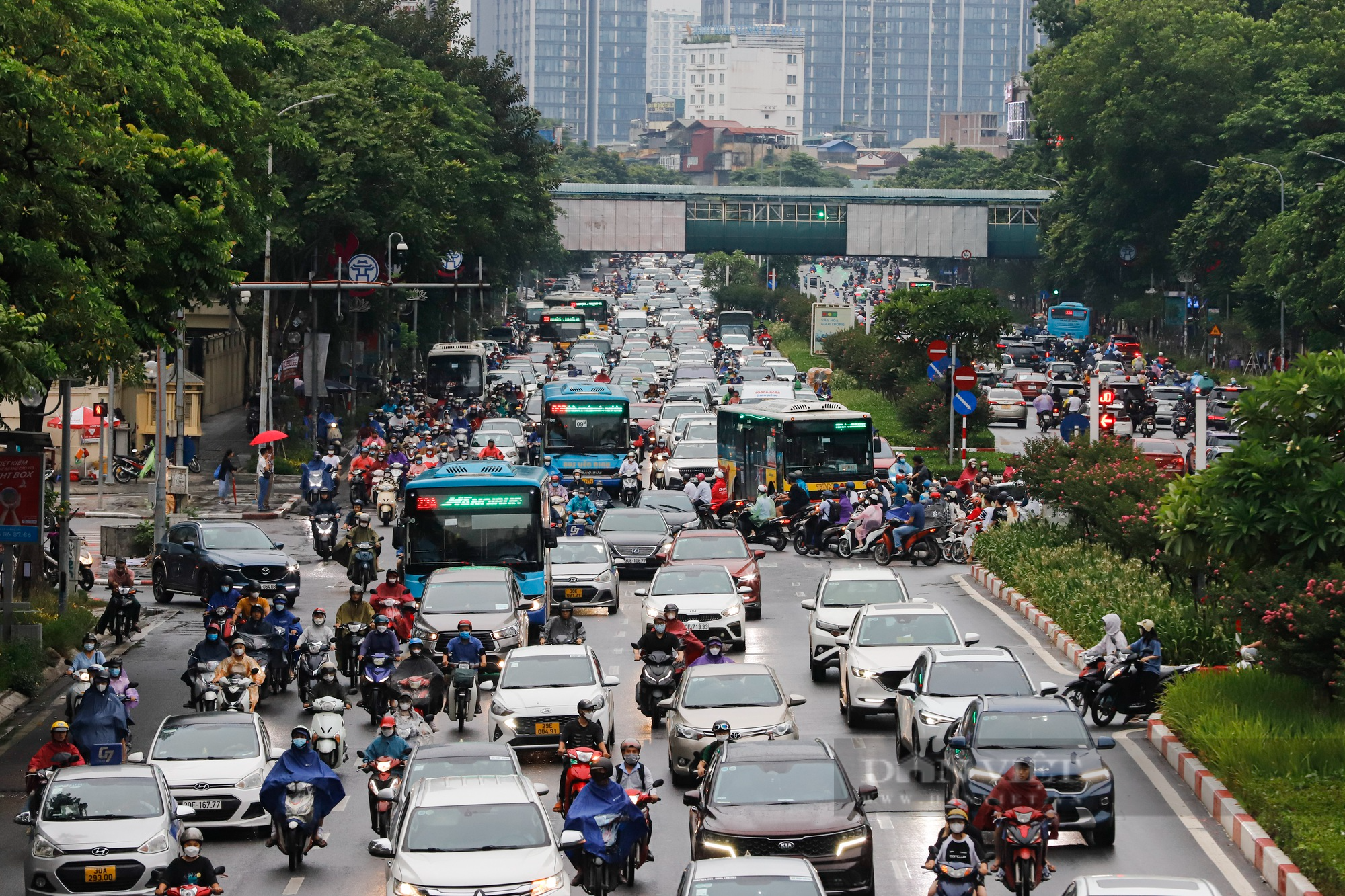 Ảnh hưởng của bão Talim, Hà Nội xuất hiện mưa khiến nhiều tuyến phố ùn tắc kéo dài - Ảnh 1.