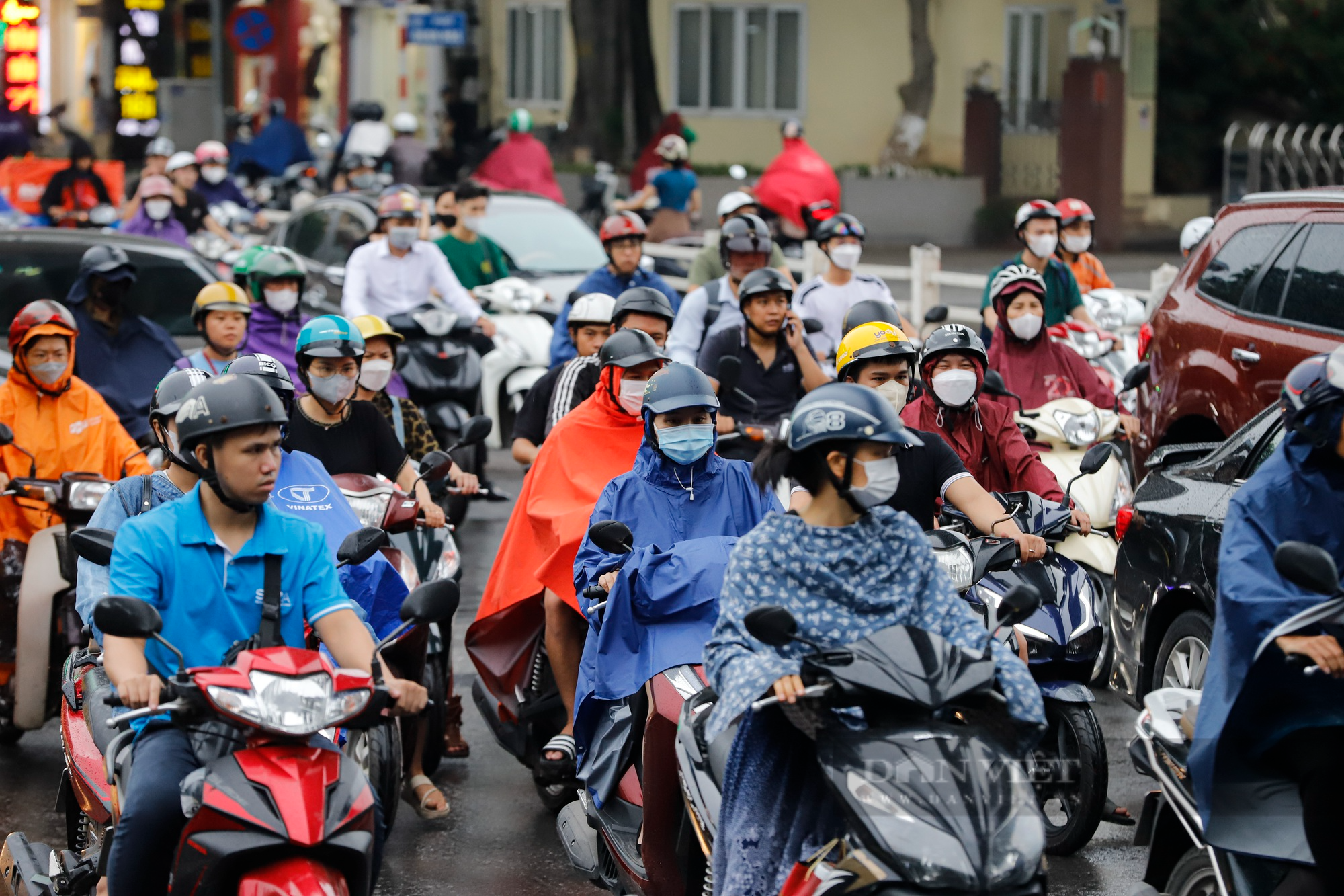Ảnh hưởng của bão Talim, Hà Nội xuất hiện mưa khiến nhiều tuyến phố ùn tắc kéo dài - Ảnh 3.