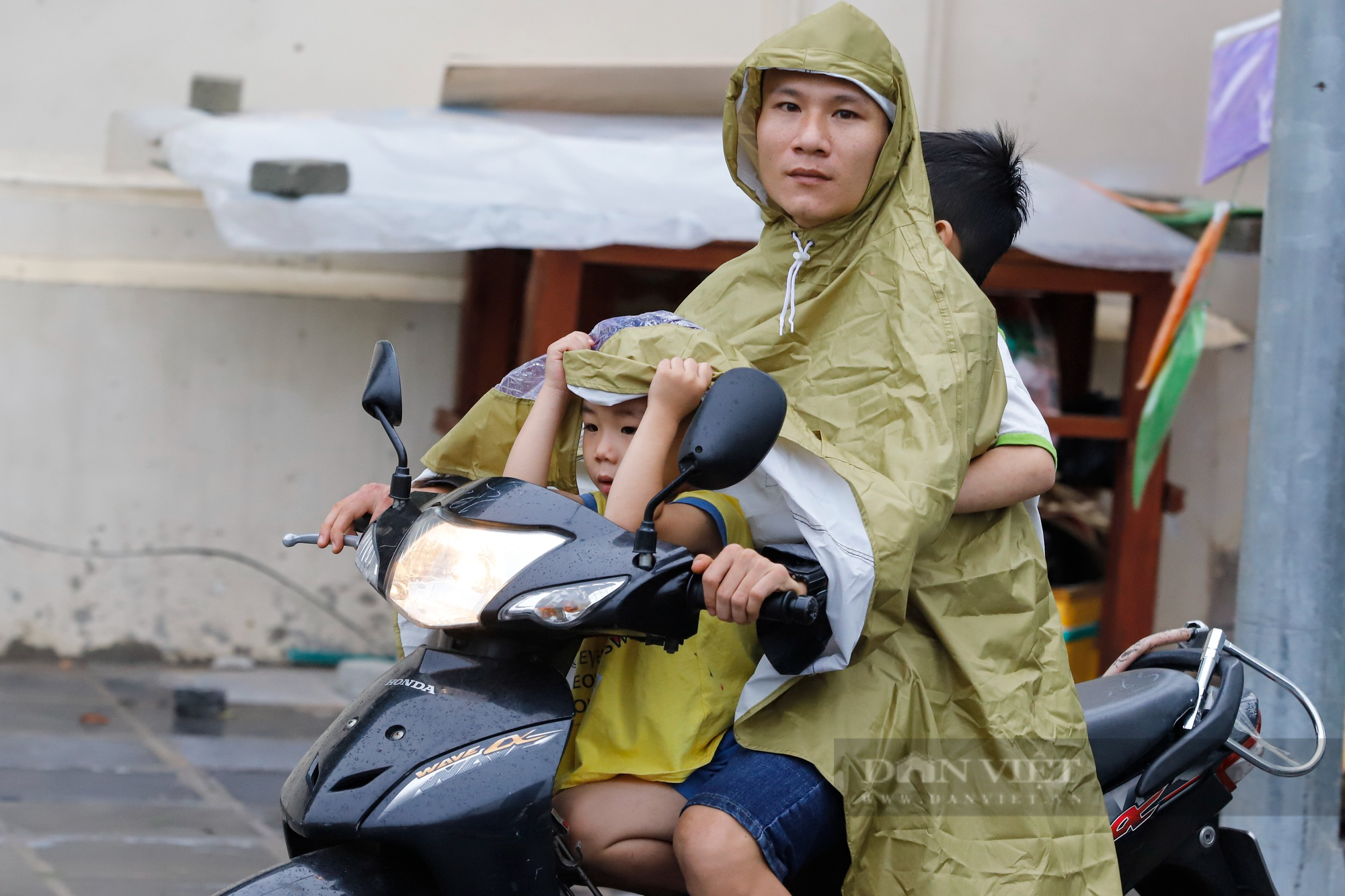 Ảnh hưởng của bão Talim, Hà Nội xuất hiện mưa khiến nhiều tuyến phố ùn tắc kéo dài - Ảnh 4.