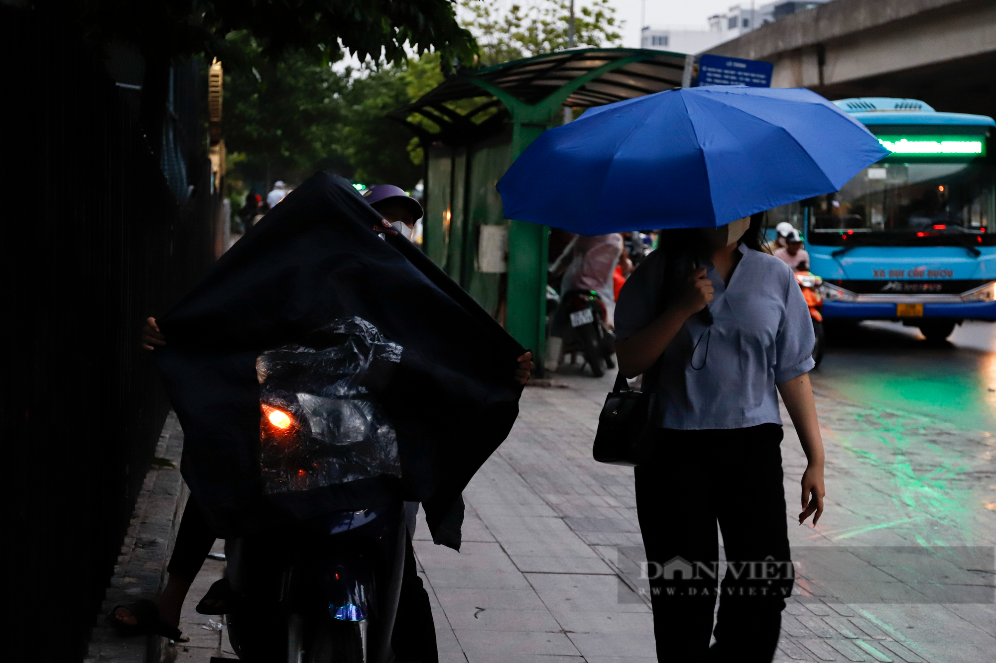 Ảnh hưởng của bão Talim, Hà Nội xuất hiện mưa khiến nhiều tuyến phố ùn tắc kéo dài - Ảnh 9.