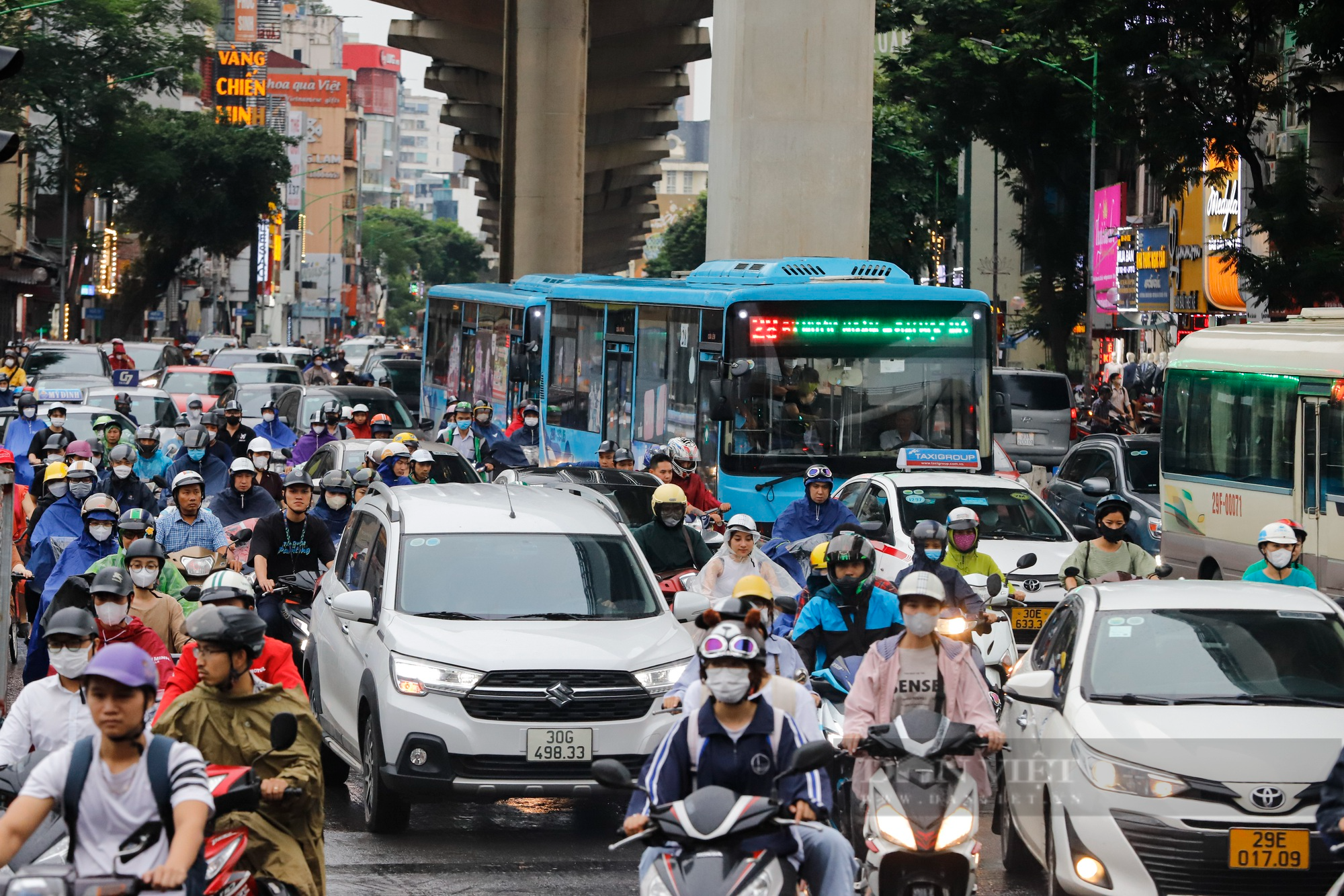 Ảnh hưởng của bão Talim, Hà Nội xuất hiện mưa khiến nhiều tuyến phố ùn tắc kéo dài - Ảnh 10.