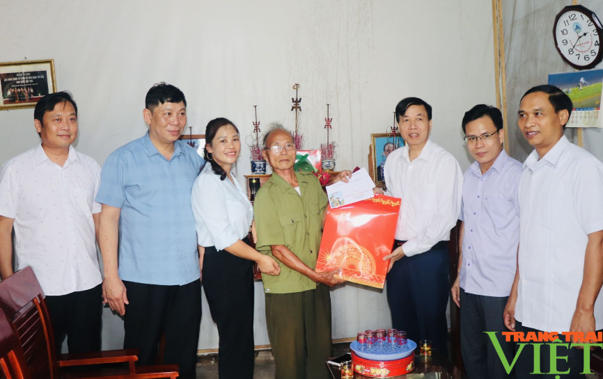 Chủ tịch UBND tỉnh Lai Châu thăm, tặng quà thương binh và gia đình liệt sĩ - Ảnh 1.