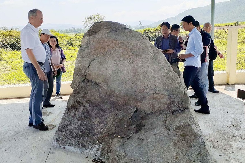 Nền văn minh Champa cổ hé lộ qua một bia đá 600 năm tuổi phát hiện trong rừng Gia Lai, nhiều người lên xem - Ảnh 1.