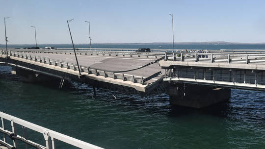 Cầu Crimea mở cửa trở lại một phần sau vụ tấn công - Ảnh 1.