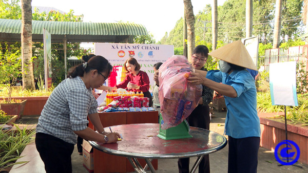Hễ nhặt được rác thải nhựa mang đến xã nông thôn mới này ở Tiền Giang là đổi được quà ngay và luôn - Ảnh 1.