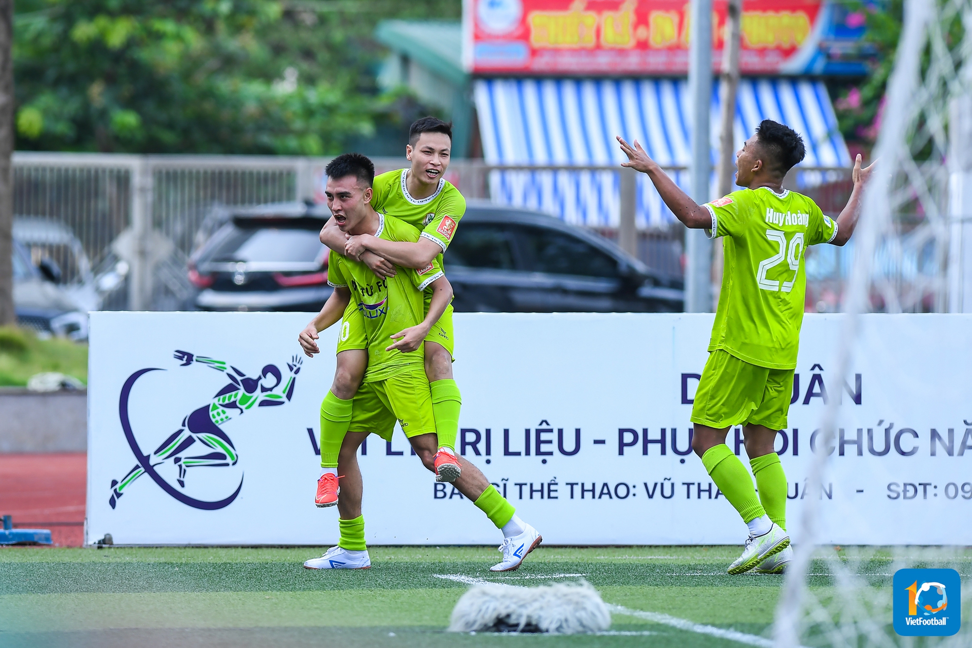 Phan Thái tiếp tục sắm vai người hùng khi đóng góp 1 bàn thắng cùng 1 kiến tạo cho FC Đại Từ.