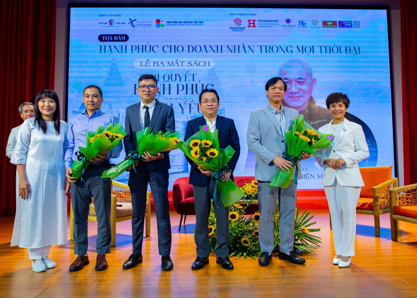 Phat Dat sponsors Hong Bang International University Scholarship Fund - Photo 2.