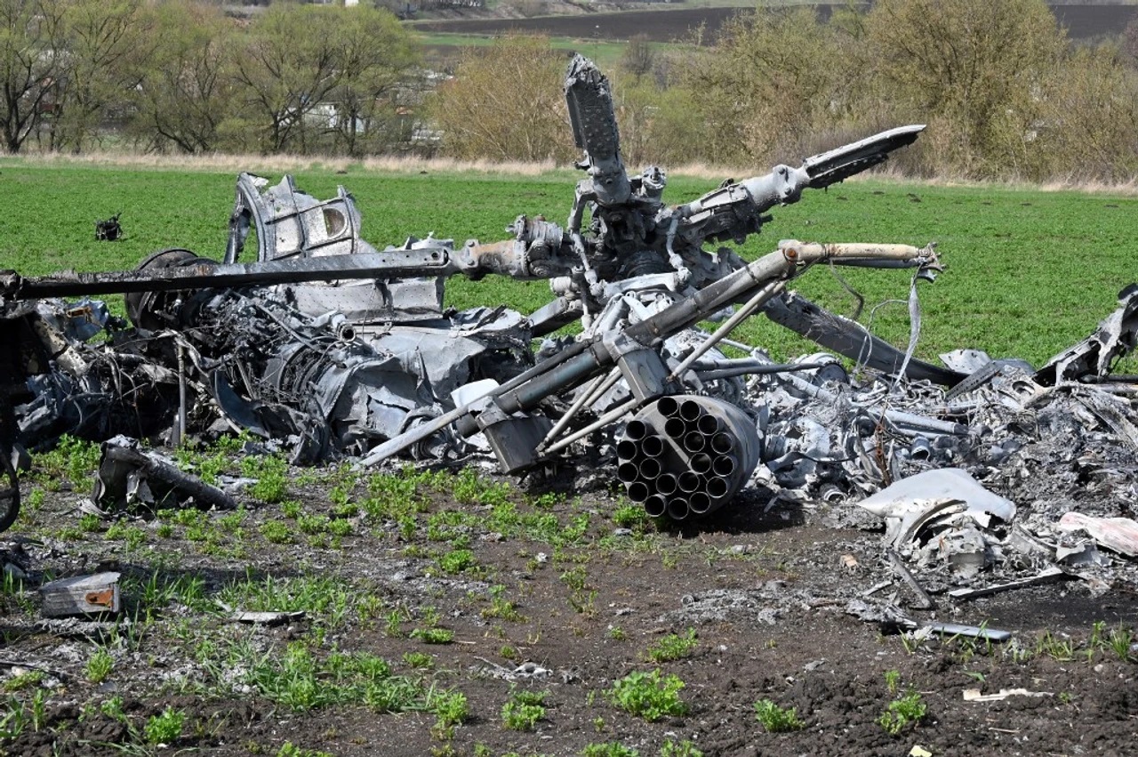 Dữ liệu sốc về 100 trực thăng Nga bị bắn hạ trong cuộc chiến ở Ukraine - Ảnh 1.