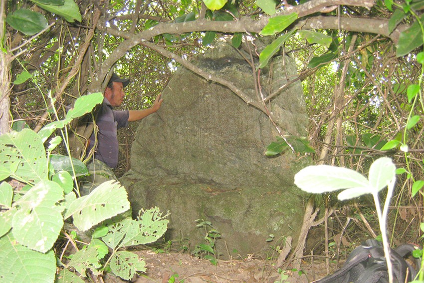 Nền văn minh Champa cổ hé lộ qua một bia đá 600 năm tuổi phát hiện trong rừng Gia Lai, nhiều người lên xem - Ảnh 3.