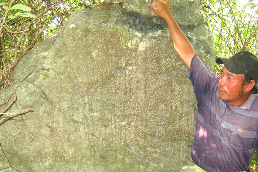 Nền văn minh Champa cổ hé lộ qua một bia đá 600 năm tuổi phát hiện trong rừng Gia Lai, nhiều người lên xem - Ảnh 5.