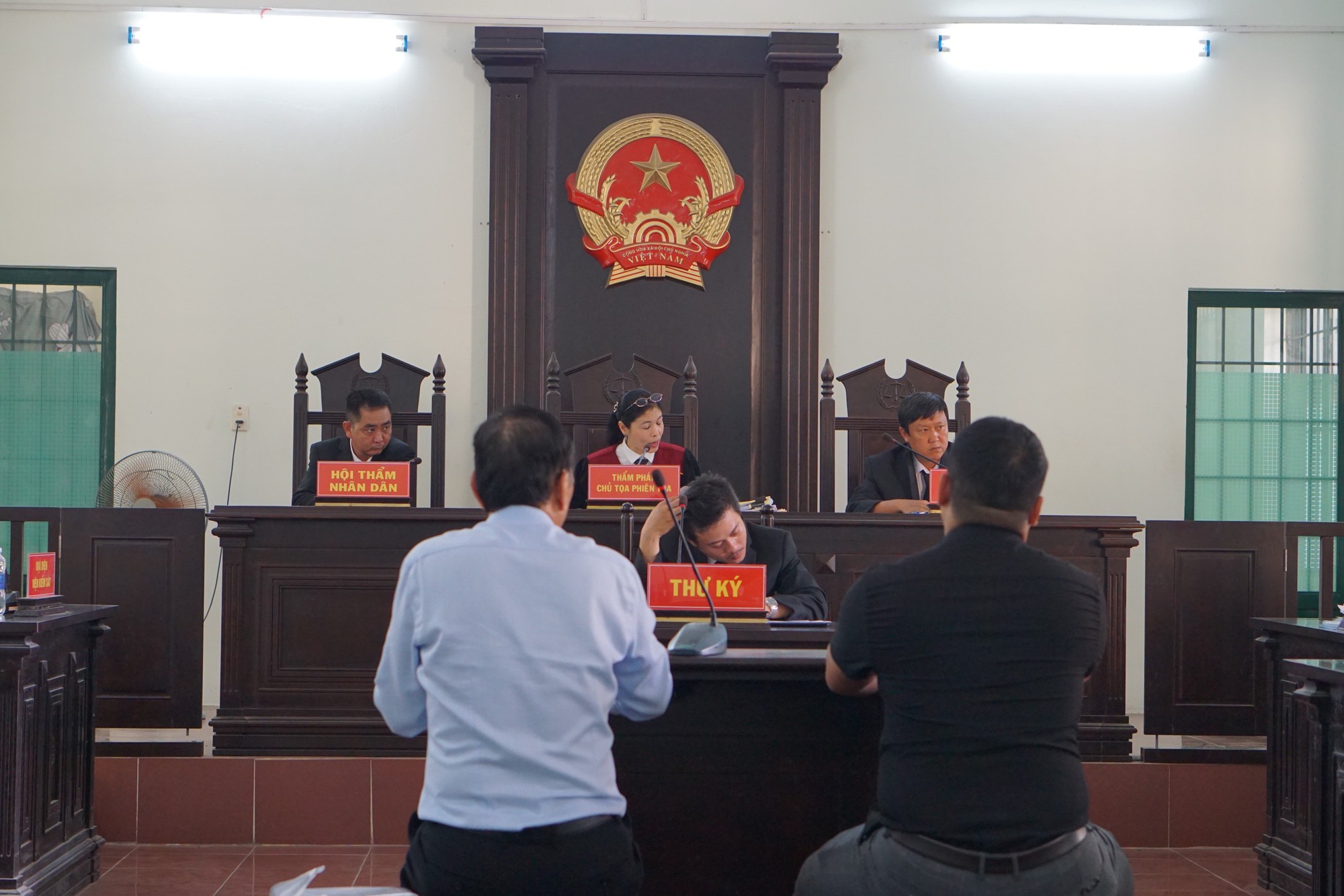 Ngày mai mở lại phiên tòa xét xử vụ ông David Dương kiện người phụ nữ nói bãi rác Đa Phước hôi thối - Ảnh 1.