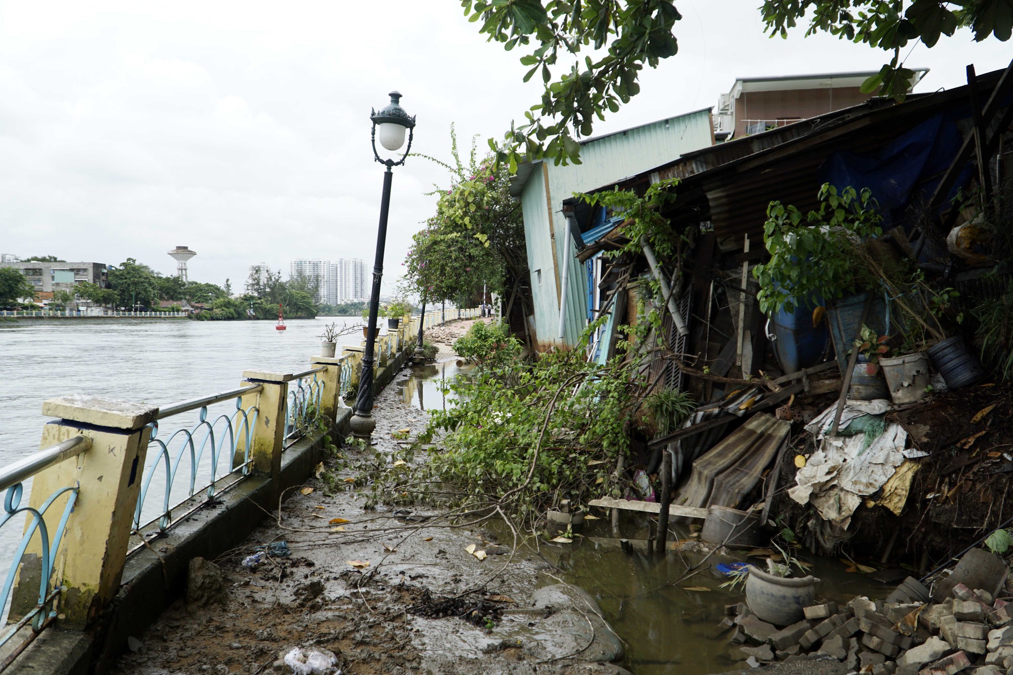 Sạt lở bờ kênh Thanh Đa: Đề xuất tháo dỡ khẩn cấp 15 căn nhà và xây dựng kè mới - Ảnh 1.