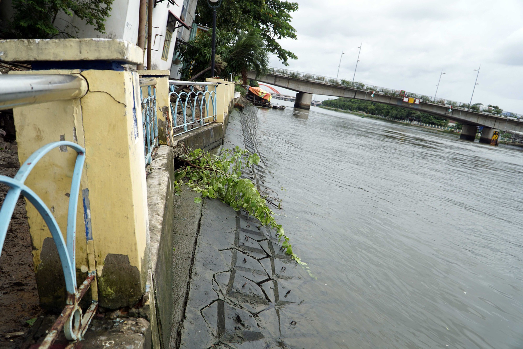 Sạt lở bờ kênh Thanh Đa: Đề xuất tháo dỡ khẩn cấp 15 căn nhà và xây dựng kè mới - Ảnh 2.