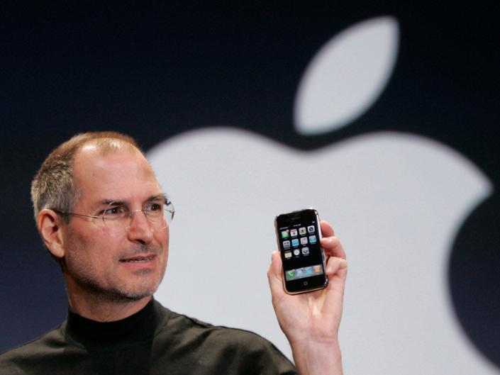 Sau phiên đấu giá, chiếc iPhone đời đầu được bán với giá không tưởng

 - Ảnh 1.
