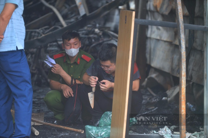 Hiện trường tan hoang sau hoả hoạn 3 người trong cùng gia đình tử vong thương tâm ở Hà Nội - Ảnh 14.