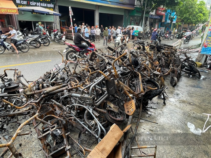 Vụ 3 người trong gia đình tử vong sau cháy lớn: Hàng xóm kể giây phút dùng xe nâng phá cửa bất thành  - Ảnh 5.