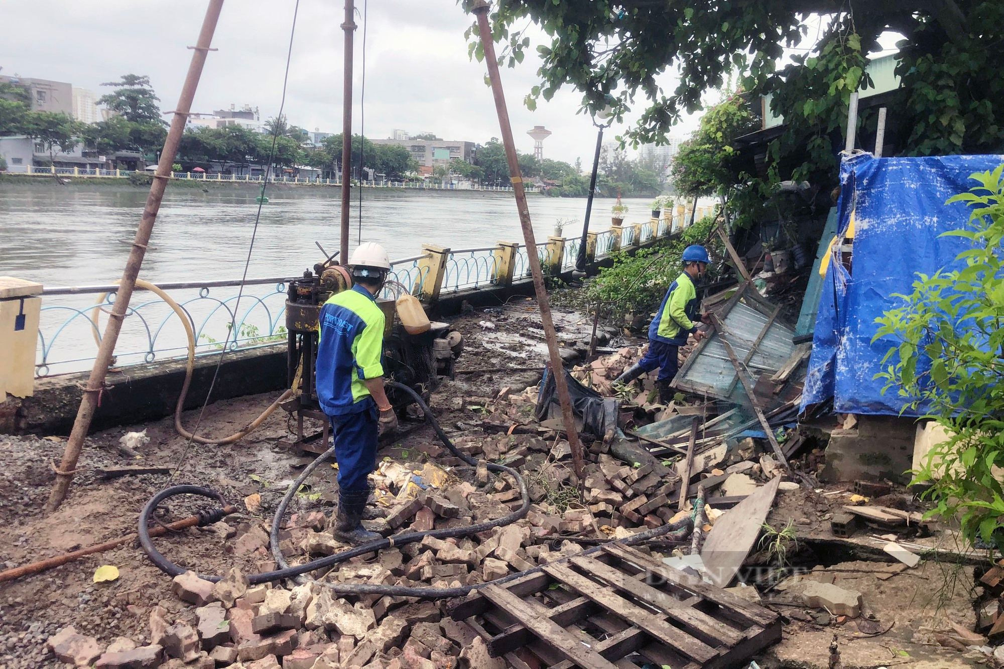 Cận cảnh nhà nghiêng ngả, sụt lún có nguy cơ phá dỡ do sạt lở bờ kênh Thanh Đa - Ảnh 7.