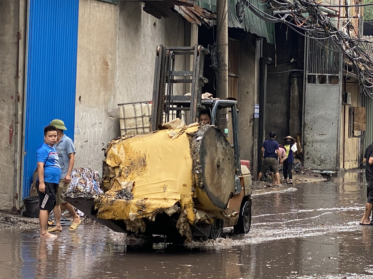 Bắc Ninh: Những cuộn giấy cháy dở chất đống rìa đường sau vụ cháy xưởng sản xuất giấy ở Phong Khê - Ảnh 2.