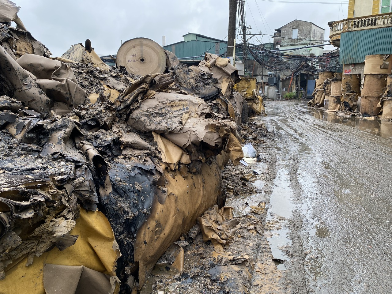 Bắc Ninh: Những cuộn giấy cháy dở chất đống rìa đường sau vụ cháy xưởng sản xuất giấy ở Phong Khê - Ảnh 3.